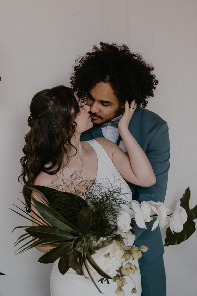 Hochzeitsfotografin-Neumuenster-NadjaChristophersen-Paarshooting-Gettingready-Firstlook